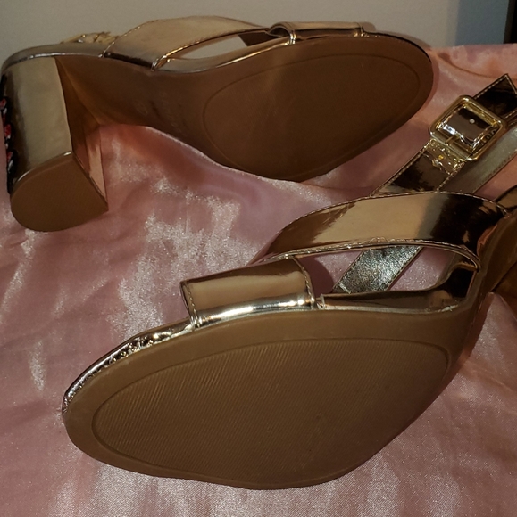 Metallic gold heel with snake heel - Picture 4 of 5